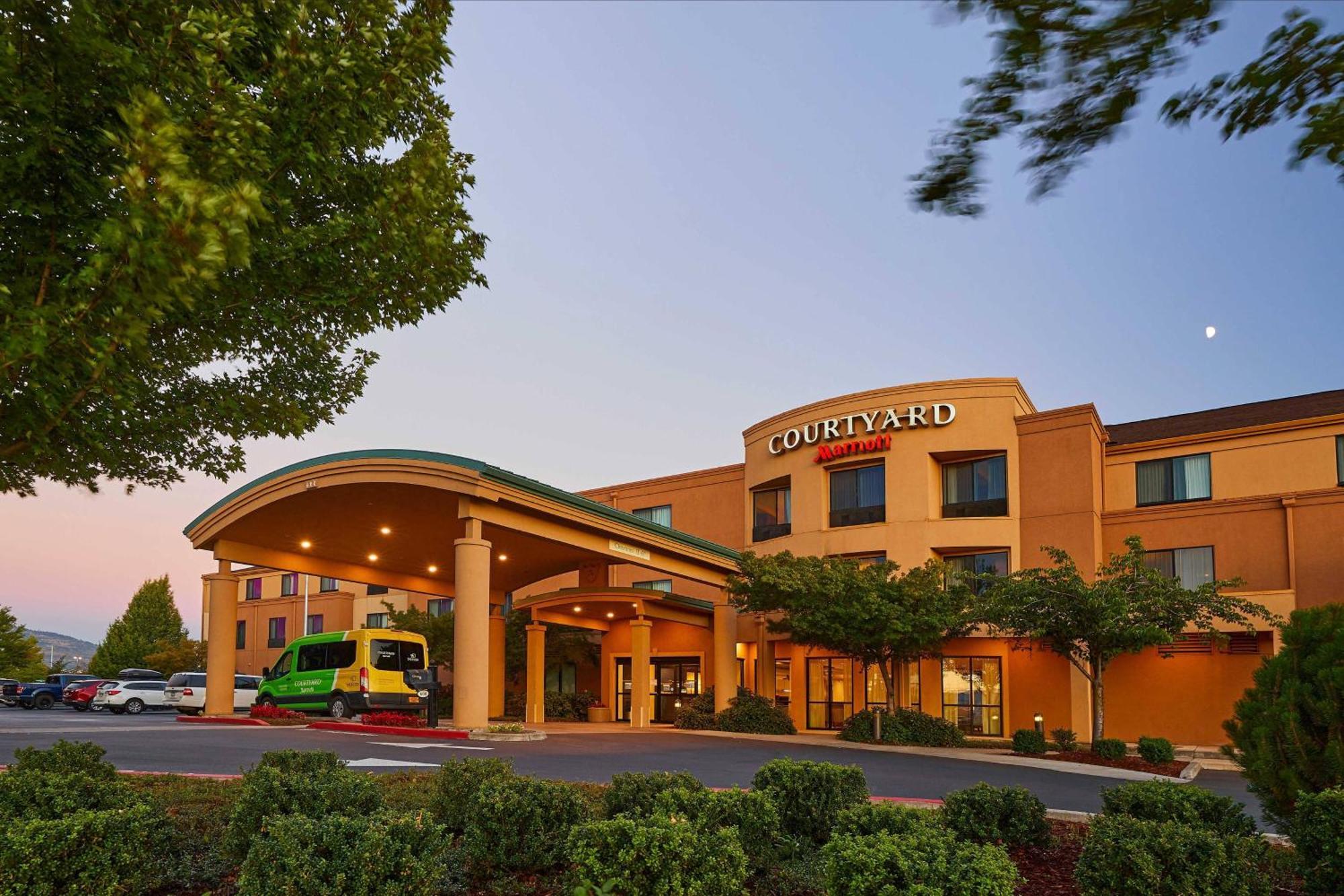 Готель Courtyard Medford Airport Екстер'єр фото