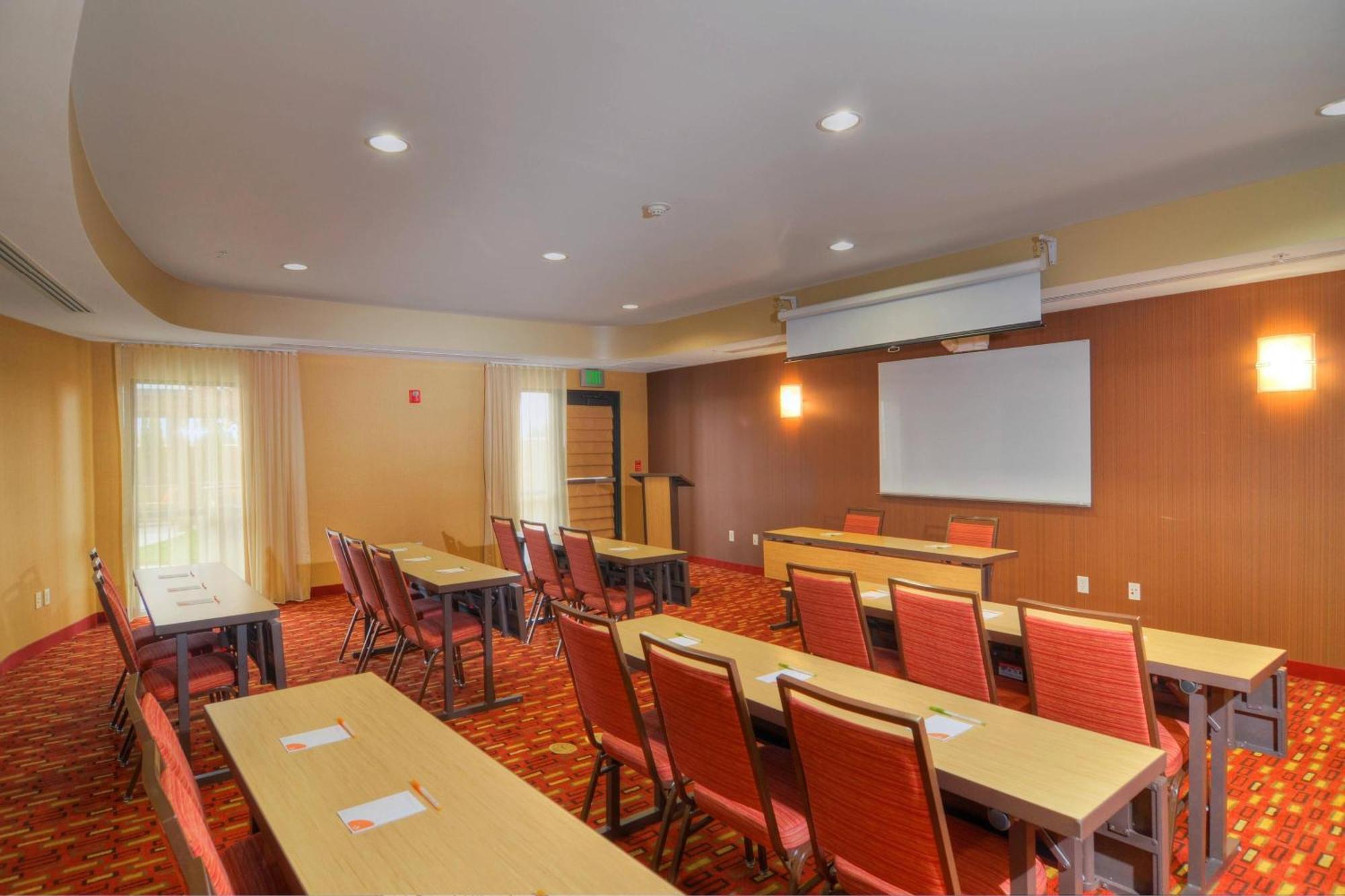 Готель Courtyard Medford Airport Екстер'єр фото