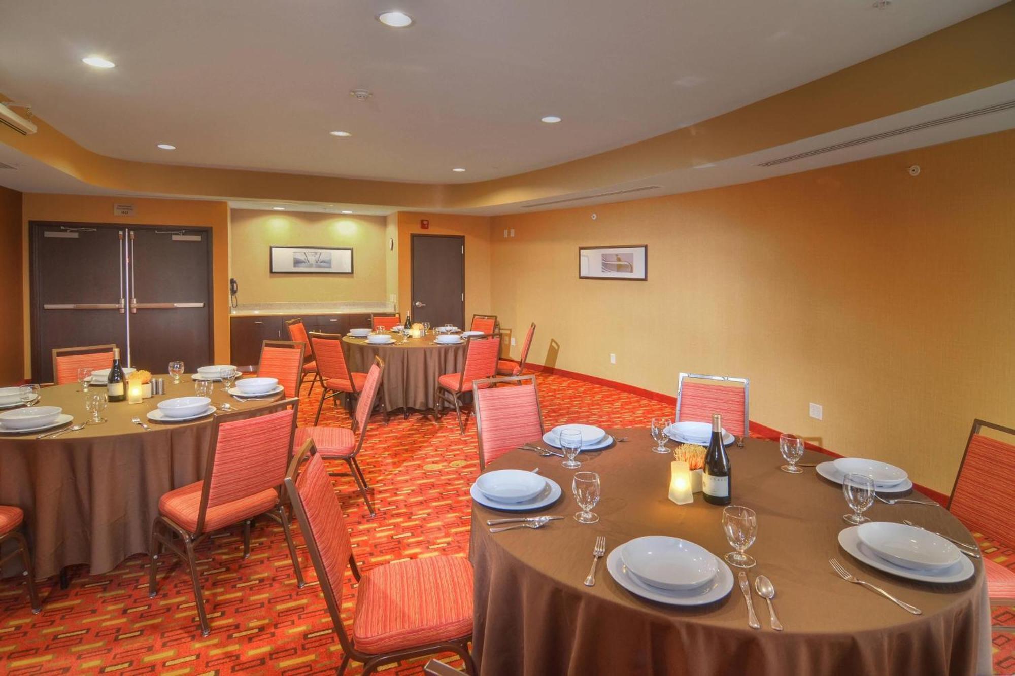Готель Courtyard Medford Airport Екстер'єр фото