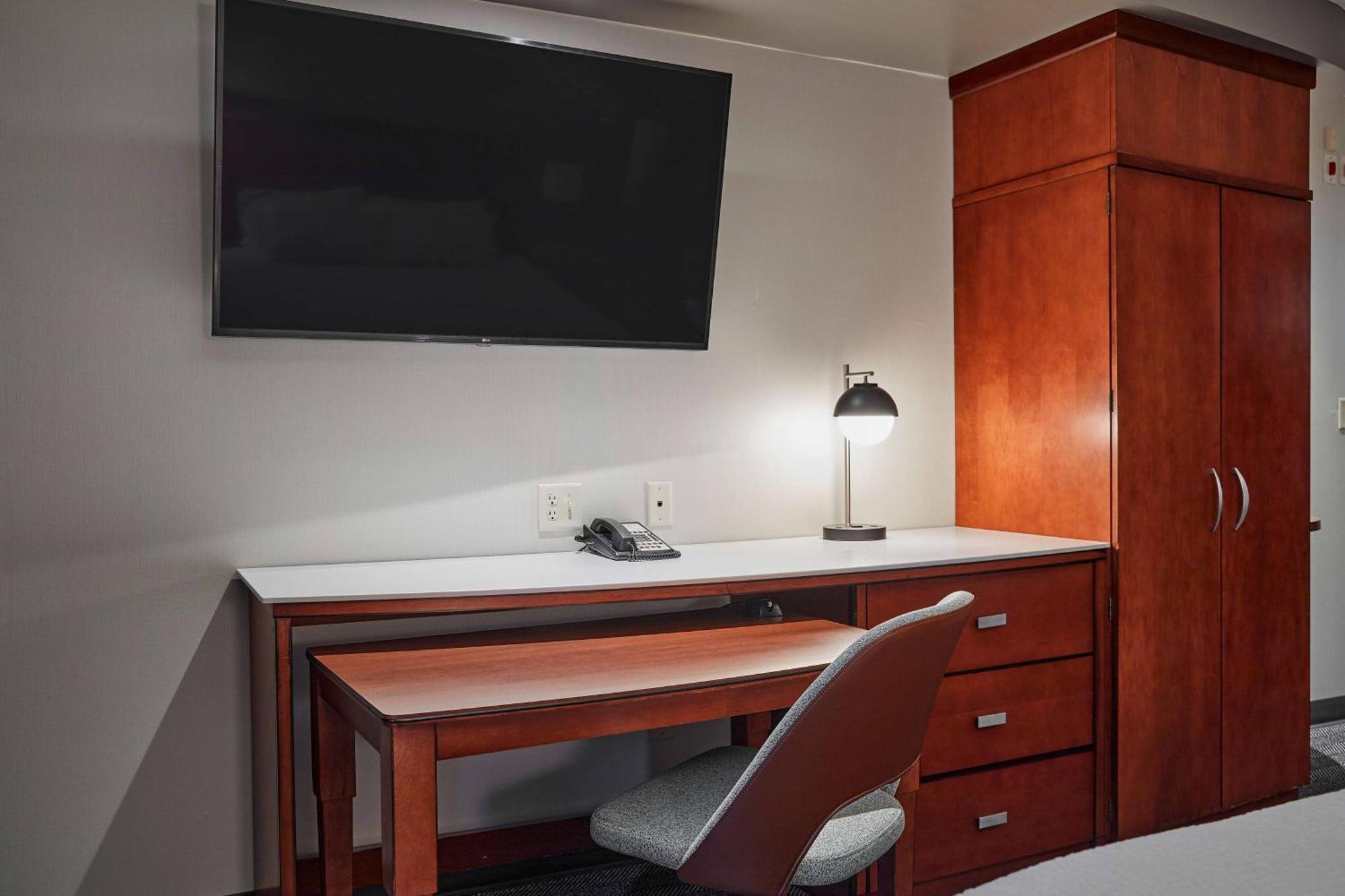 Готель Courtyard Medford Airport Екстер'єр фото