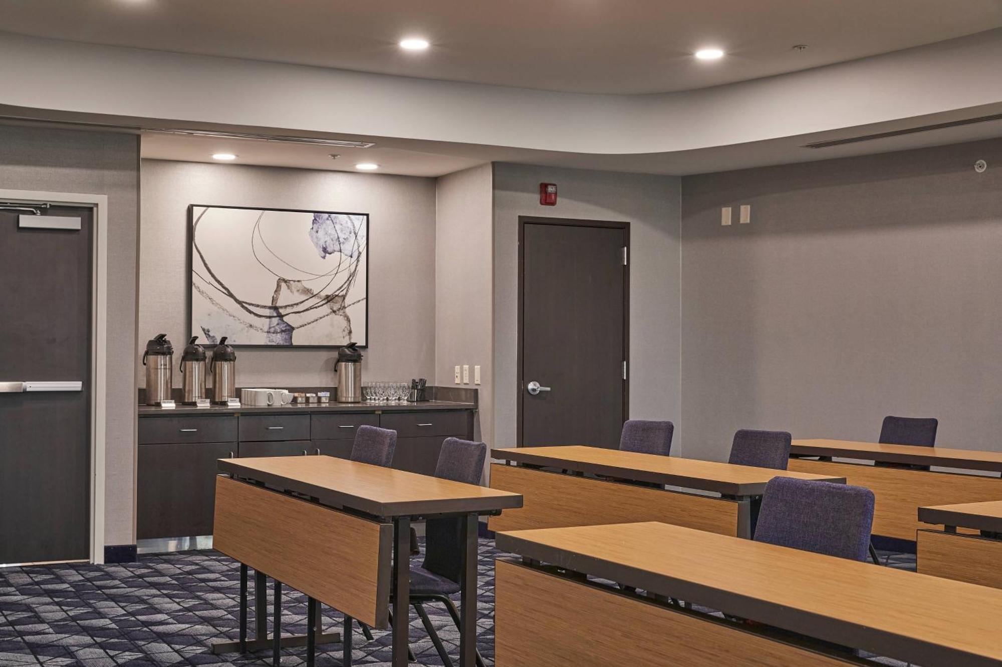 Готель Courtyard Medford Airport Екстер'єр фото