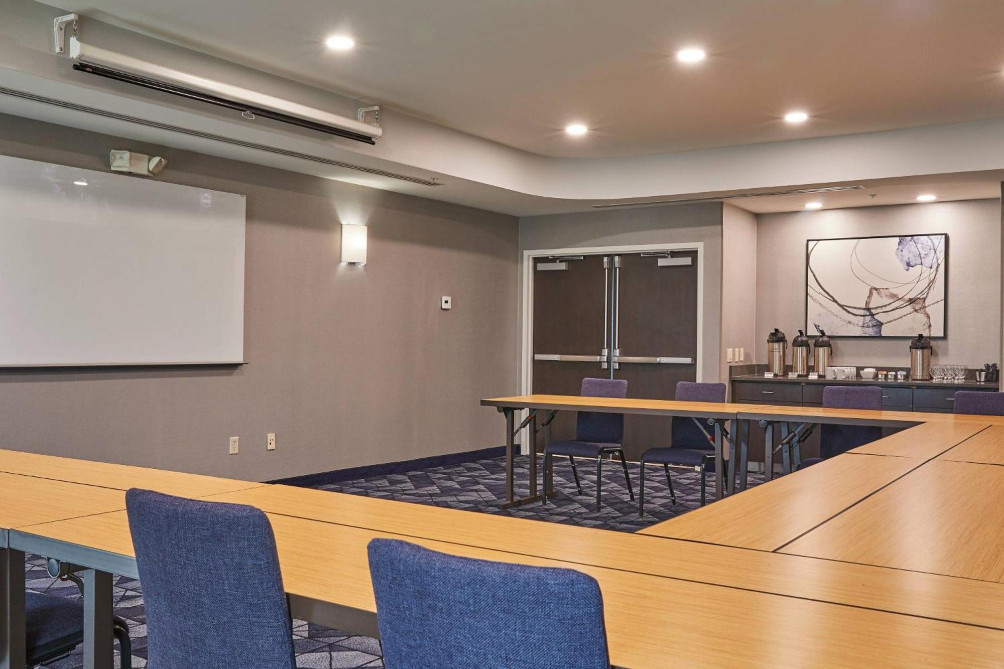 Готель Courtyard Medford Airport Екстер'єр фото